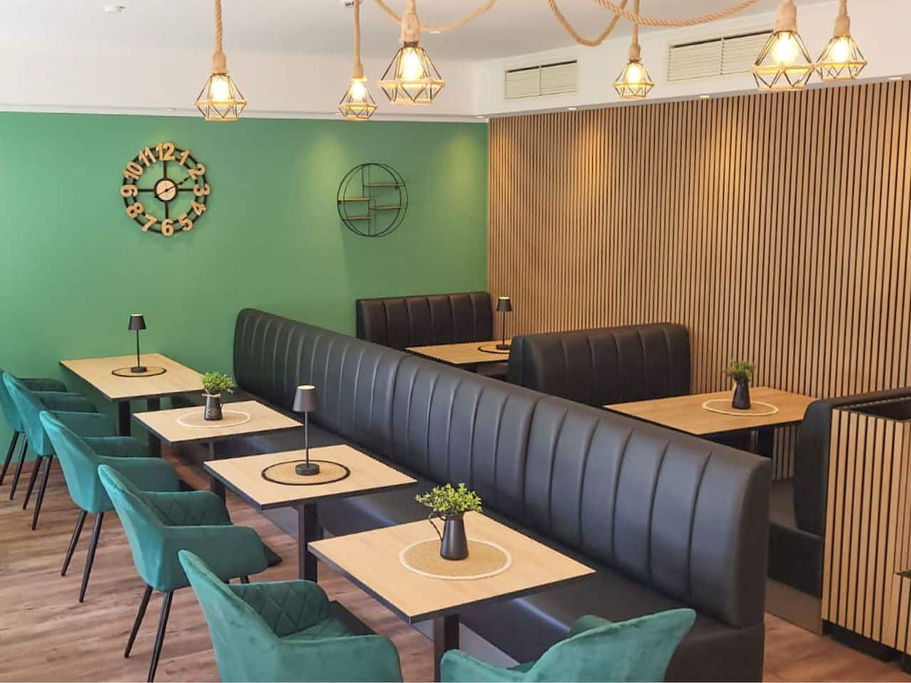 Außenansicht des Ferien Hotel Ostfriesland bei Sonnenschein