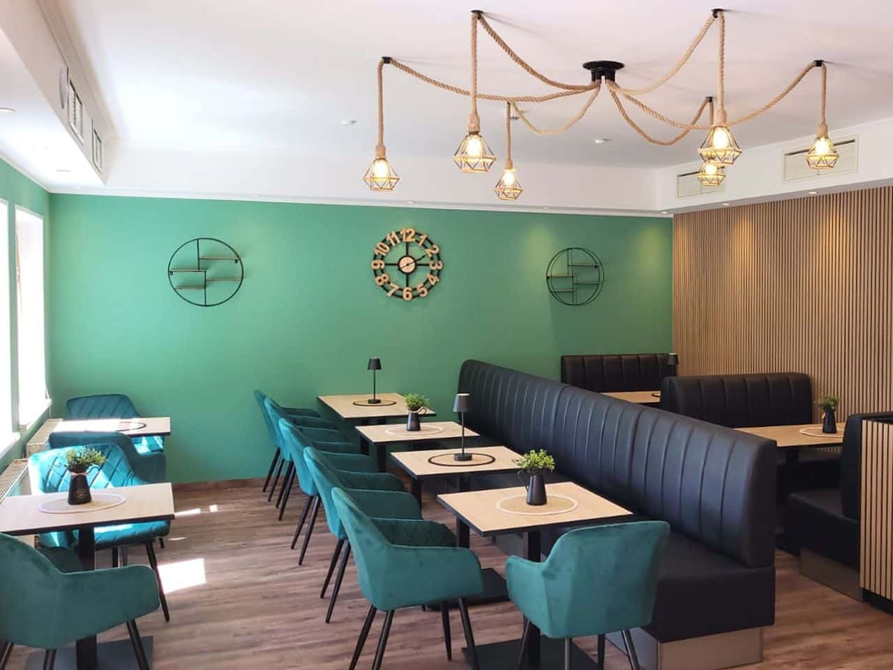 Modernes Restaurant mit Uhr im Ferien Hotel Ostfriesland zu Silvester