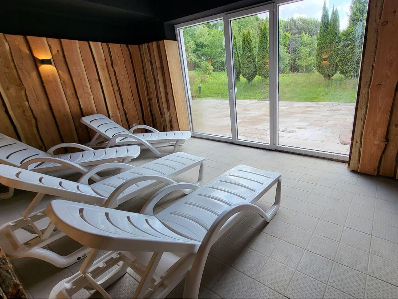 Ruheraum mit Blick ins Grüne im Ferien Hotel Ostfriesland an Silvester