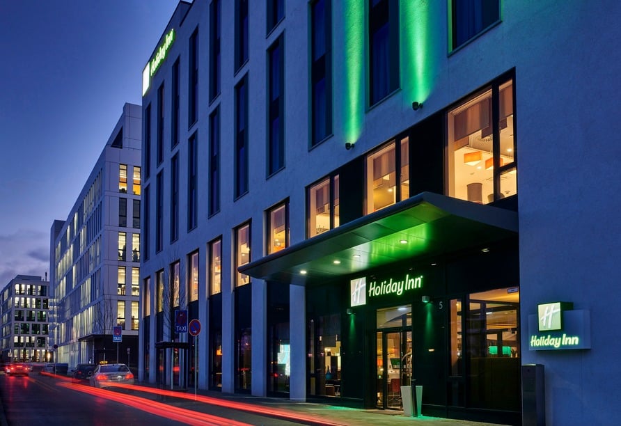 Außenansicht des Holiday Inn Düsseldorf City im Silvesterglanz