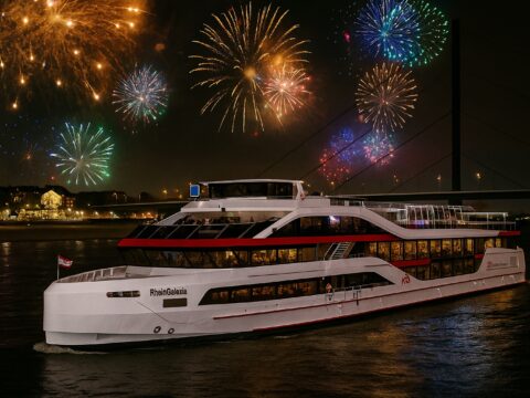 Silvesterschifffahrt auf der MS RheinGalaxie mit Blick auf Düsseldorf