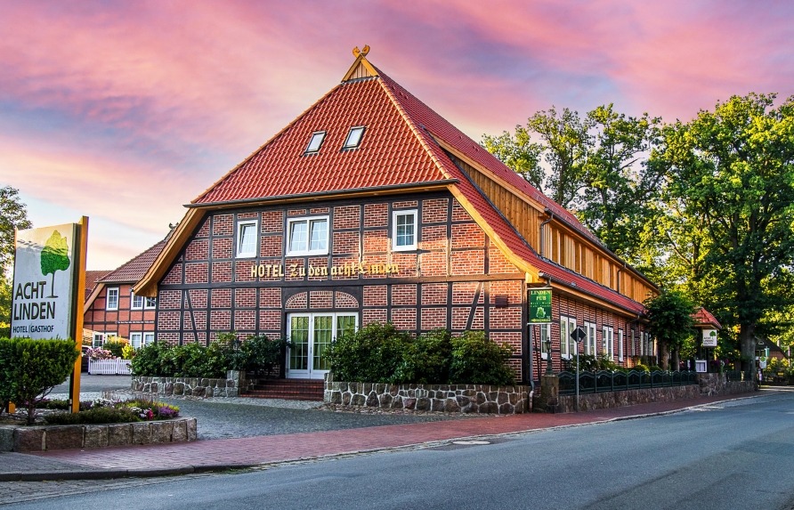 Außenansicht des Hotel Acht Linden in Egestorf zur Silvesterzeit