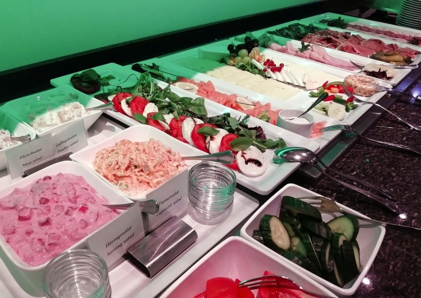 Kaltes Buffet im Hotel Acht Linden zu Silvester mit Salaten und Aufschnitt
