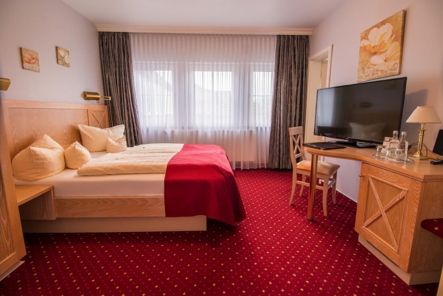 Modern eingerichtetes Zimmer im Hotel Acht Linden zur Silvesterreise