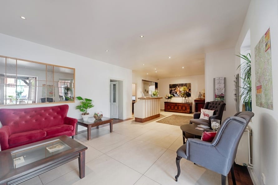 Heller Lobbybereich im Hotel Acht Linden in Egestorf zur Silvesterzeit