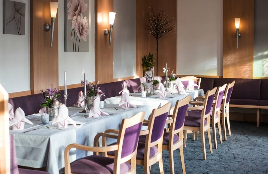 Festlich gedeckter Tisch im Restaurant des Hotel Acht Linden an Silvester