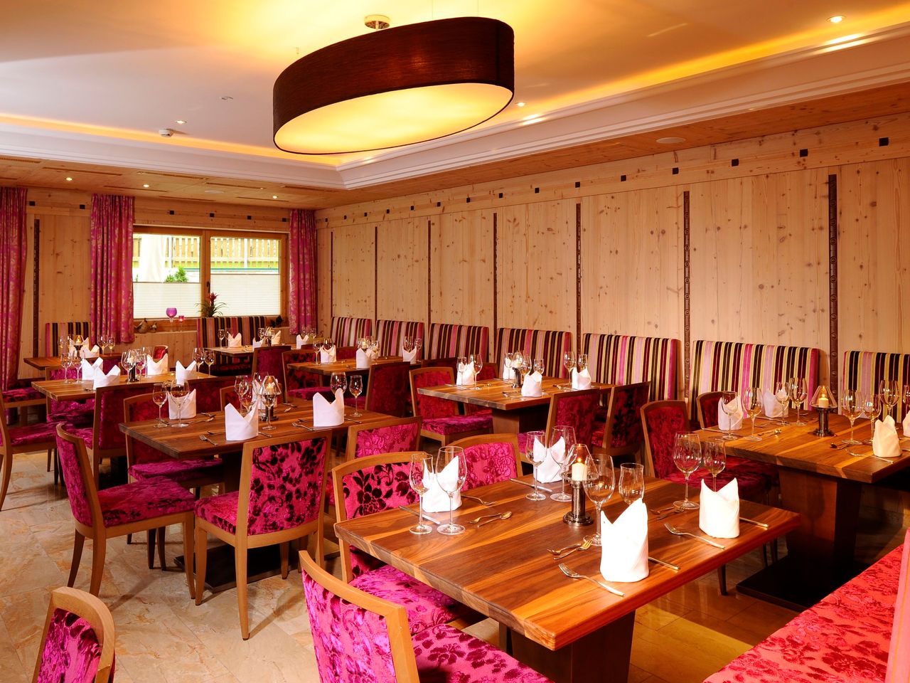 Festlich gedeckter Restaurantbereich im Hotel Rose zu Silvester