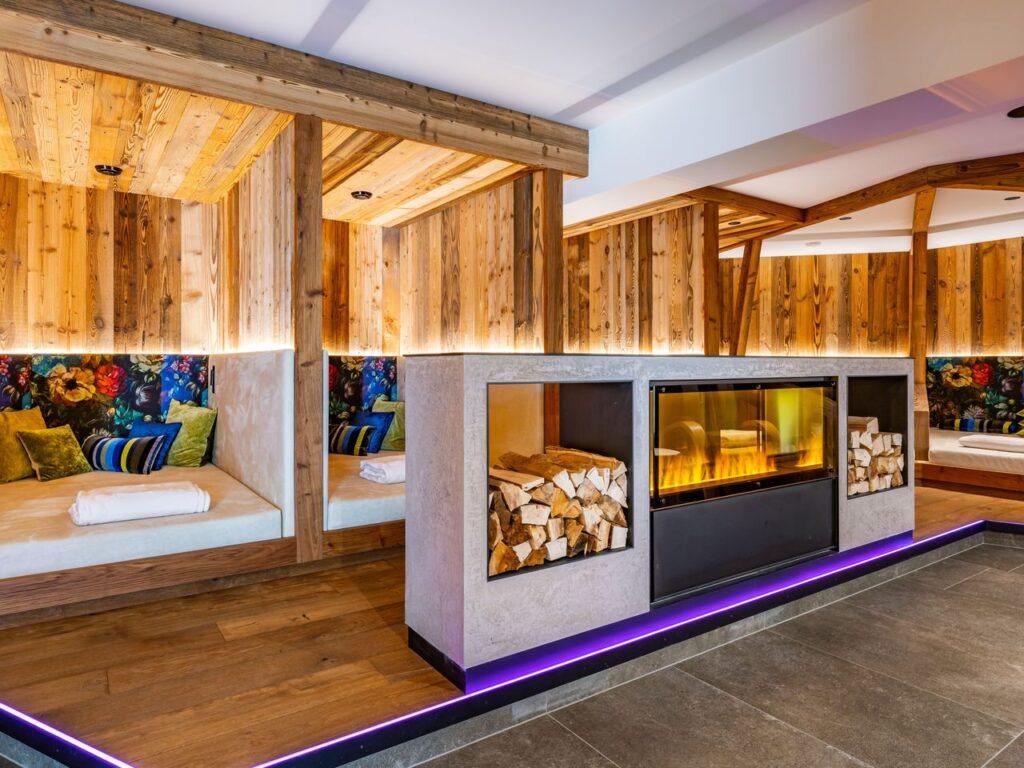 Moderner Ruheraum mit Kamin im Hotel Rose Zillertal
