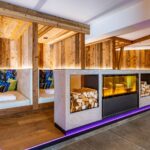 Moderner Ruheraum mit Kamin im Hotel Rose Zillertal