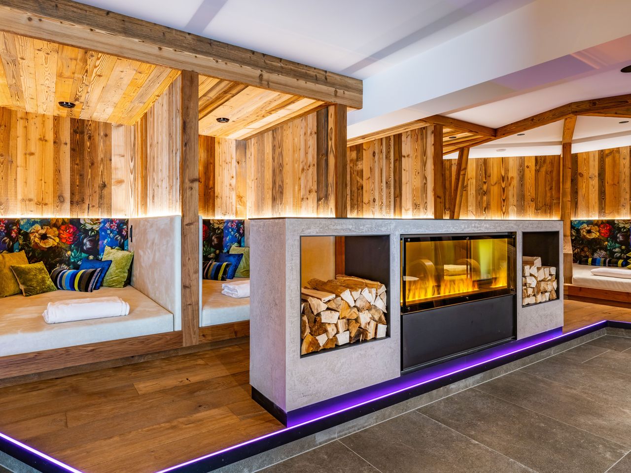 Moderner Ruheraum mit Kamin im Hotel Rose Zillertal
