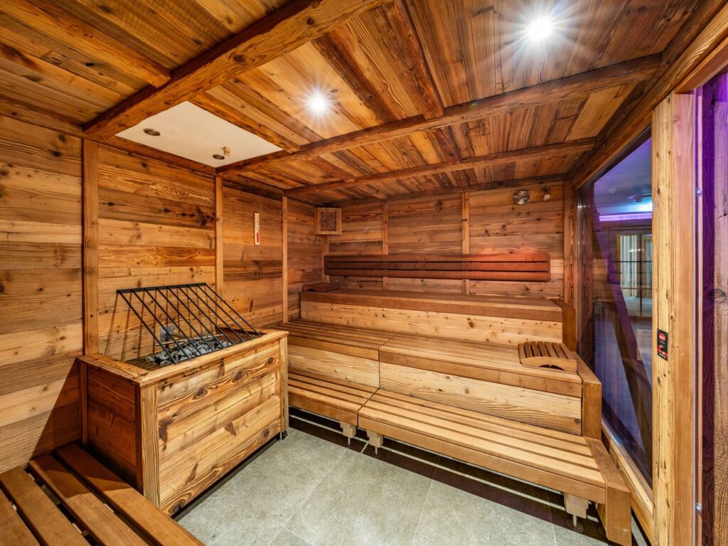 Traditionelle Sauna aus Holz im Hotel Rose in Tirol