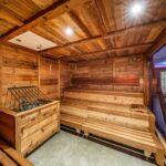 Traditionelle Sauna aus Holz im Hotel Rose in Tirol