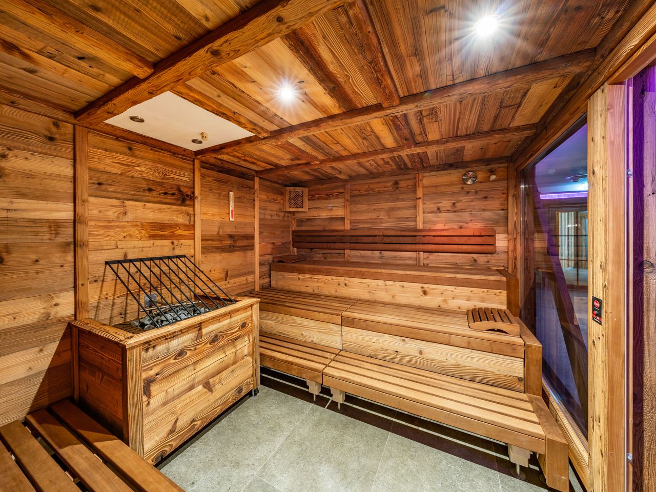 Traditionelle Sauna aus Holz im Hotel Rose in Tirol