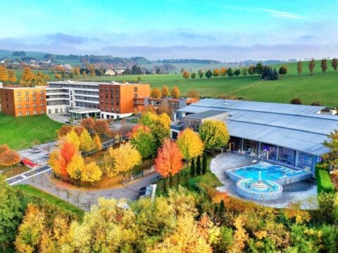 Außenansicht des Santé Royale Gesundheitsresorts Warmbad mit Therme zu Silvester