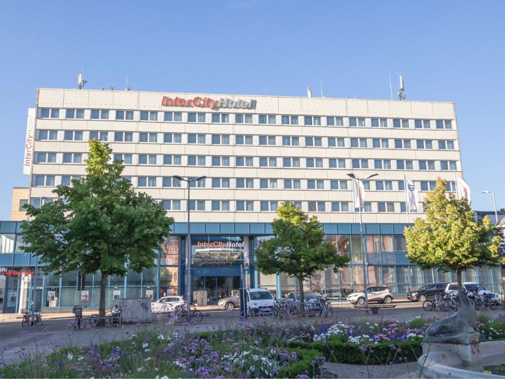 Außenansicht des IntercityHotel Schwerin zur Silvesterzeit