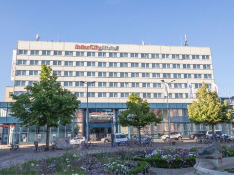Außenansicht des IntercityHotel Schwerin zur Silvesterzeit