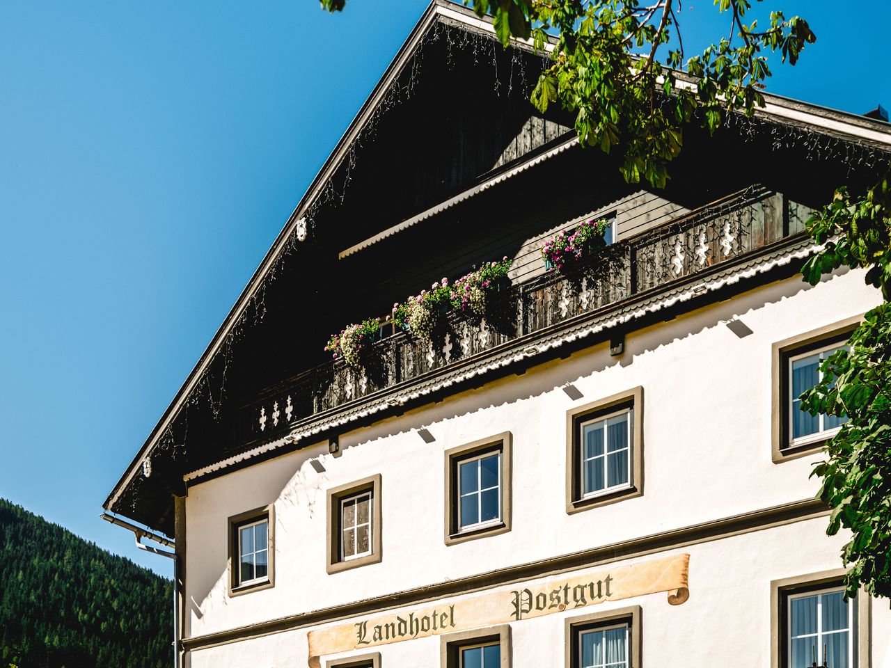 Fassade des Landhotel Postgut mit Blumenbalkon