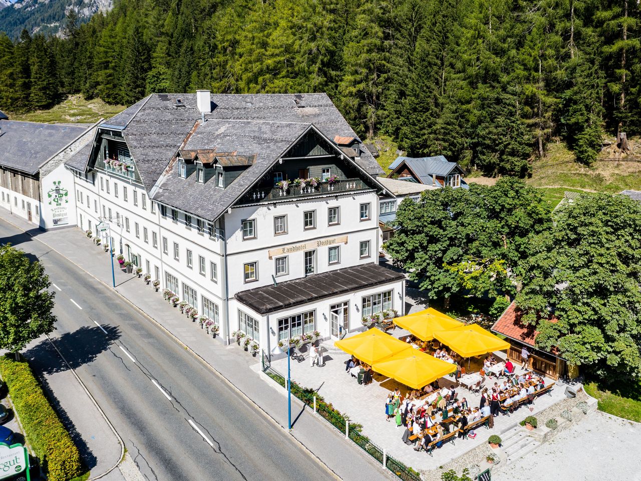 Sonnenterrasse des Landhotel Postgut mit Gästen