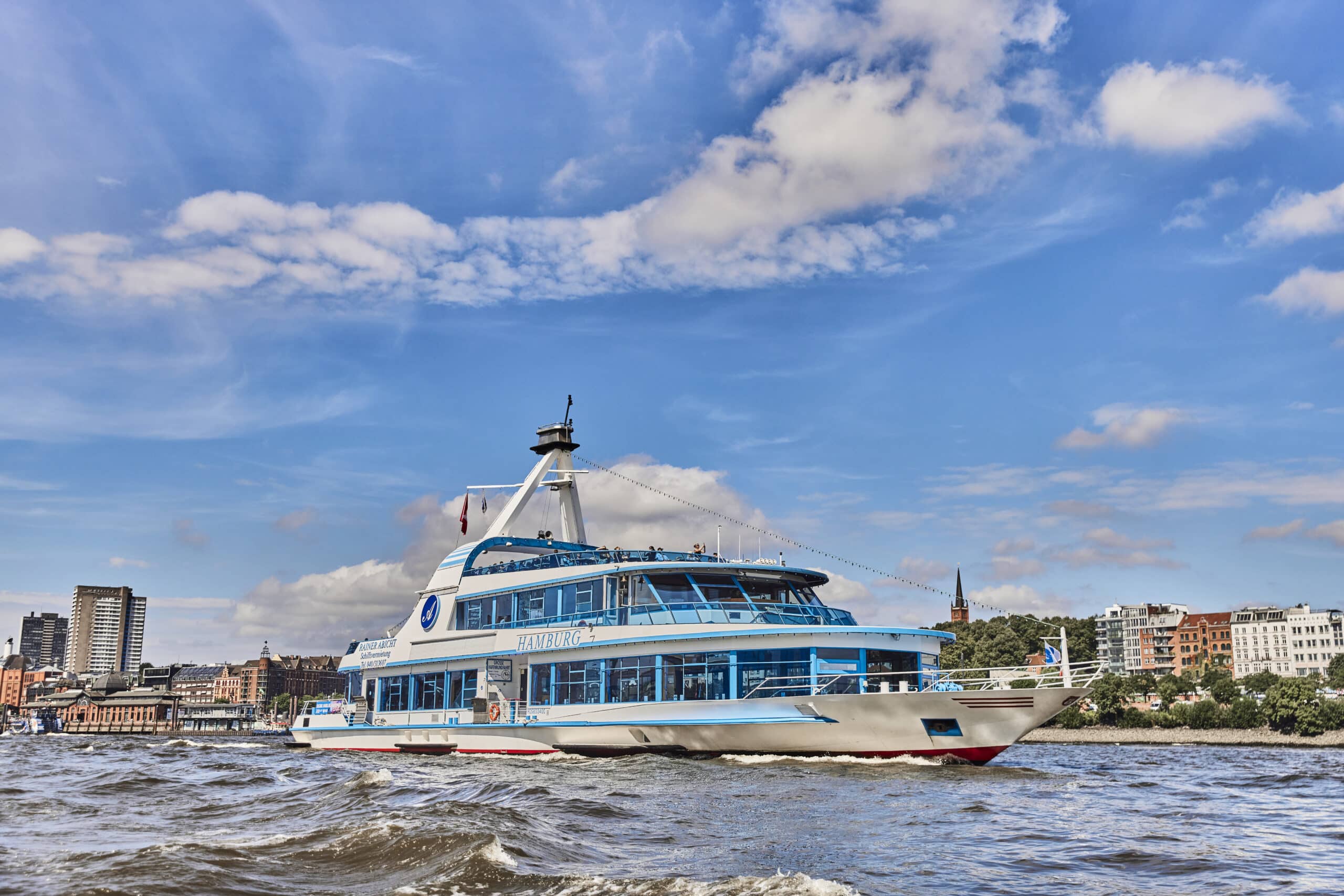 Feuerwerk über dem Hamburger Hafen mit der MS Hamburg zu Silvester