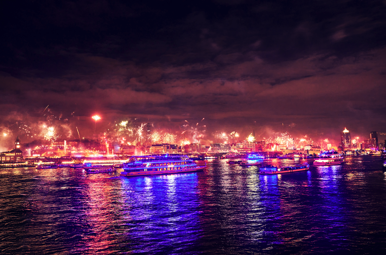 MS Hamburg bei Tag auf der Elbe – stilvolle Silvesterlocation