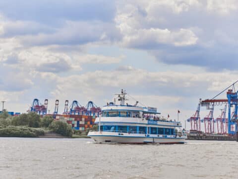 MS Hanse Star vor dem Hamburger Hafen bei Tageslicht – Schiff für Silvesterfahrt