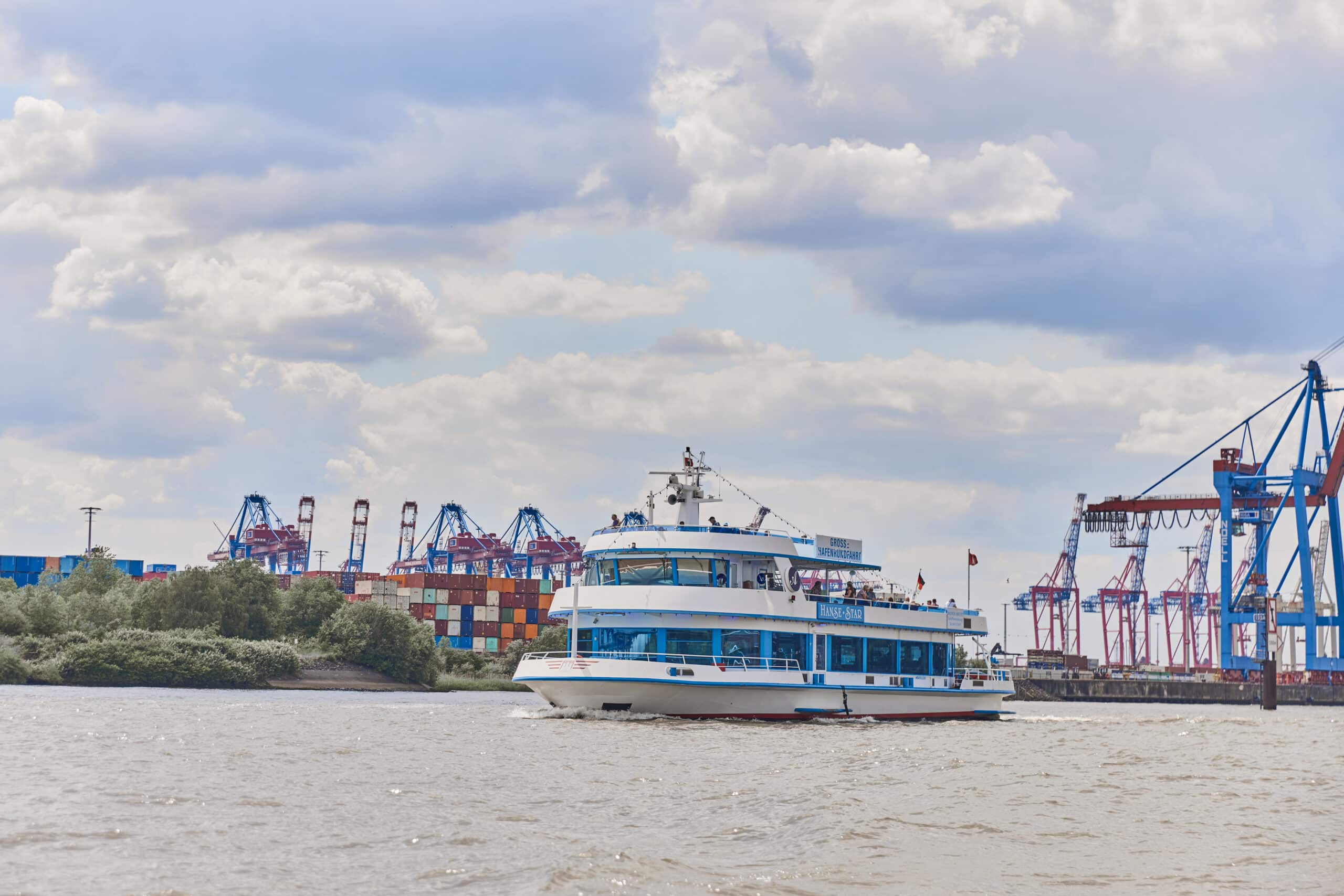 MS Hanse Star vor dem Hamburger Hafen bei Tageslicht – Schiff für Silvesterfahrt