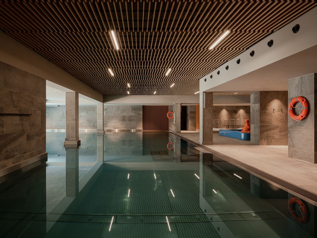 Moderner Innenpool im Radisson Resort Kolobrzeg an Silvester