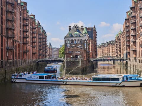 Fahrgastschiff Klein Heini bei einer Rundfahrt durch die festliche Speicherstadt in Hamburg