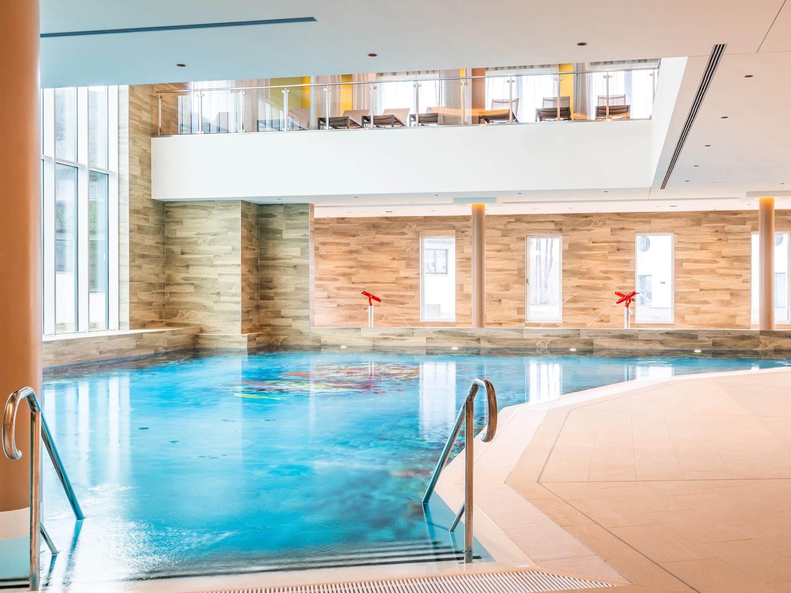 Modernes Hallenbad mit Kinderbereich im TUI SUNEO Kinderresort Usedom zu Silvester