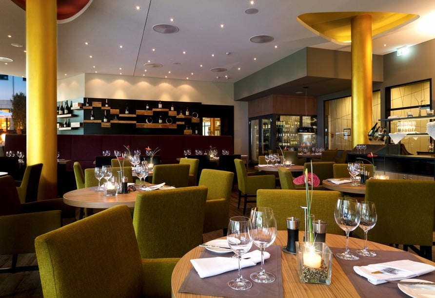 Modernes Restaurant mit grüner Einrichtung im Steigenberger Parkhotel