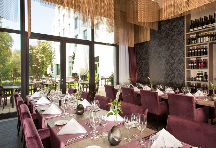 Glasfront und gedeckter Tisch im Steigenberger Parkhotel Braunschweig