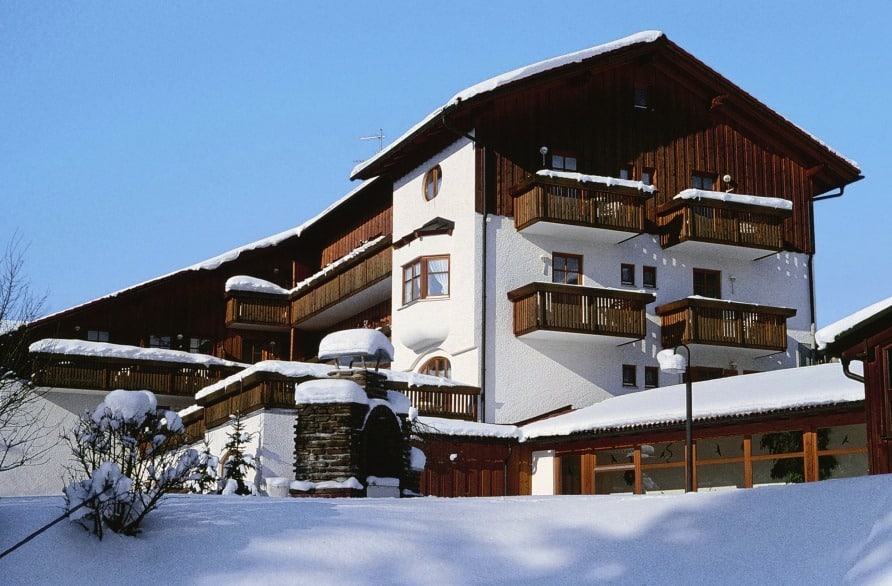 Außenansicht vom Landhotel Margeritenhof im Schnee an Silvester