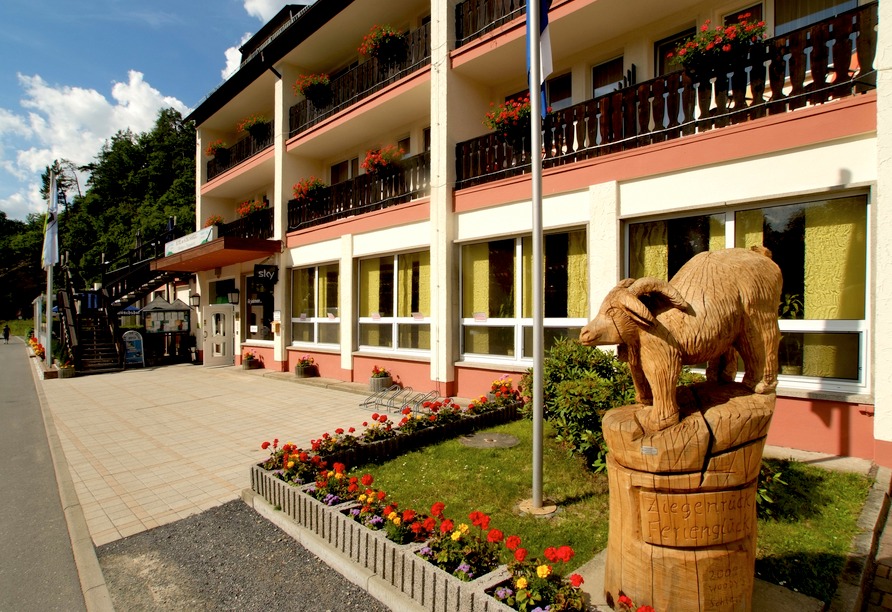 Hotel am Schlossberg in Ziegenrück mit Skulptur vor dem Eingang