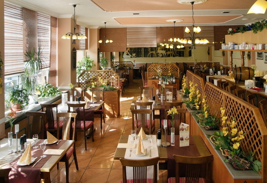 Restaurantbereich im Hotel am Schlossberg mit festlicher Dekoration