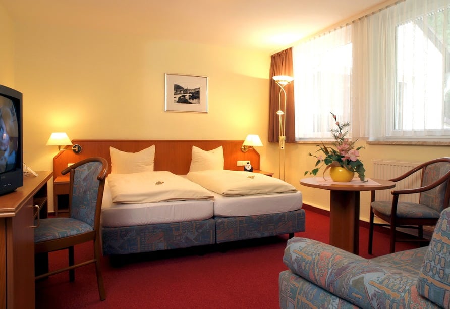 Doppelzimmer im Hotel am Schlossberg in Ziegenrück mit Sitzgelegenheit