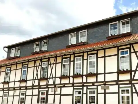 Fachwerkfassade des Harzhotel Warnstedter Krug im Silvesterurlaub