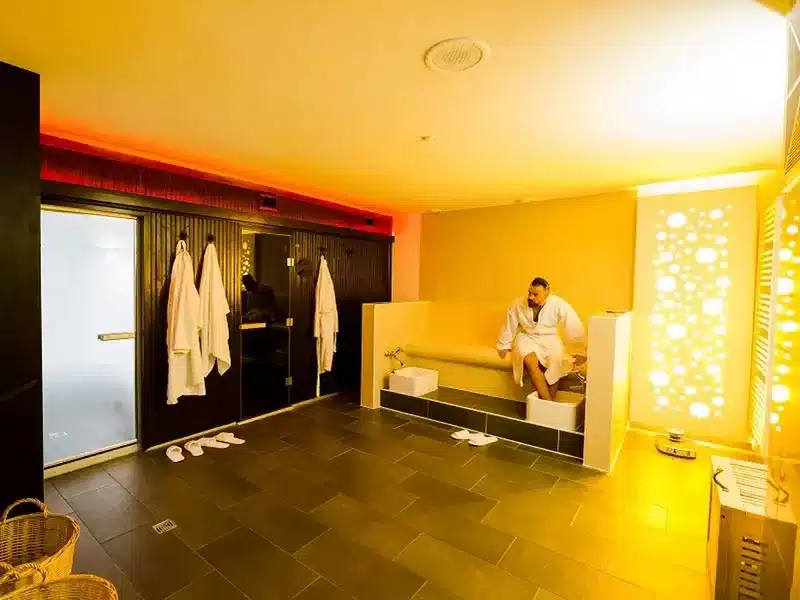 Mann im Wellnessbereich vom Parkhotel Krone an Silvester