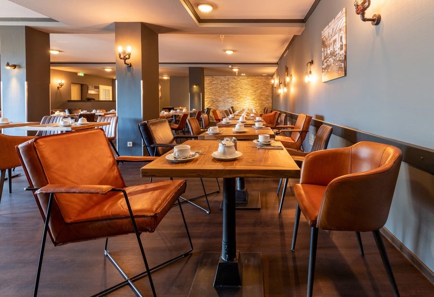 Restaurant im B&K Hotel Vlotho für Silvester mit gedeckten Tischen und stimmungsvoller Atmosphäre