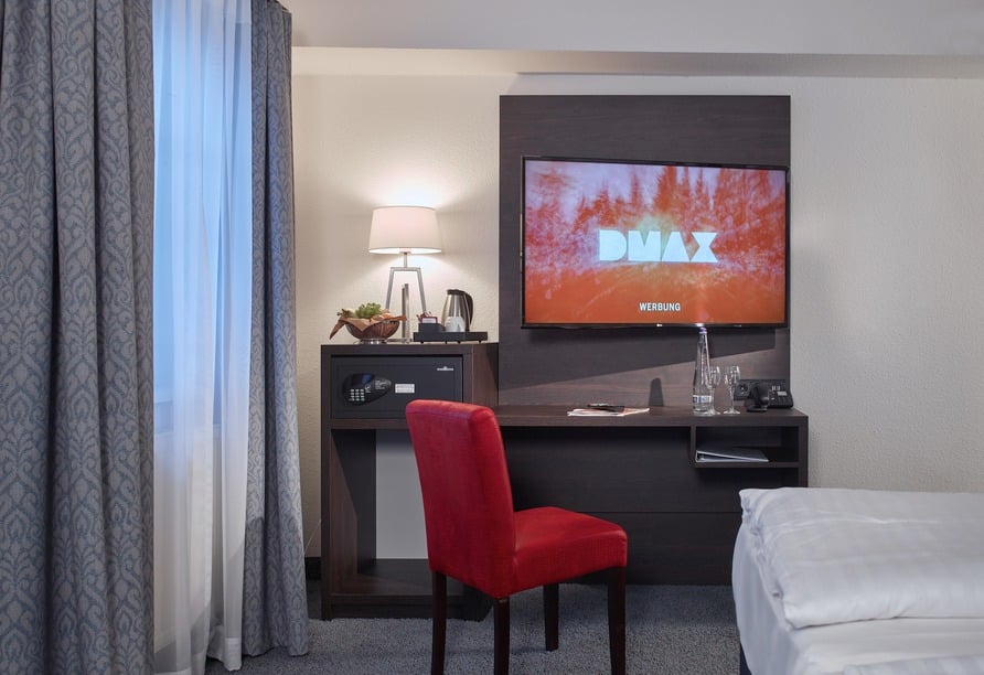 Hotelzimmer im B&K Hotel Vlotho für Silvester mit Schreibtisch und TV