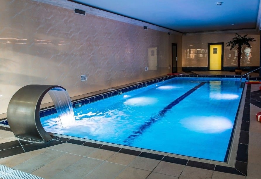 Hallenbad mit Wasserfall im Hotel Dobosz Pölitz