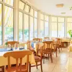 Silvester im Hotel Selliner Hof heller Frühstücksbereich