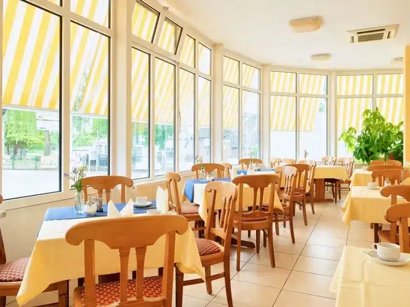 Silvester im Hotel Selliner Hof heller Frühstücksbereich