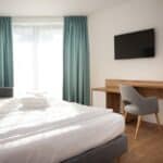 Modernes Doppelzimmer im Hotel Spark by Hilton Pobierowo für Silvester