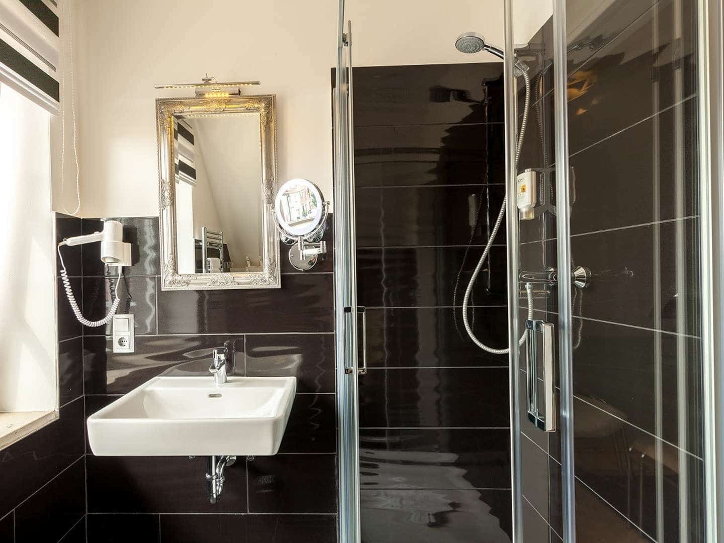 Modernes Badezimmer im AKZENT Hotel Tietmeyer an Silvester