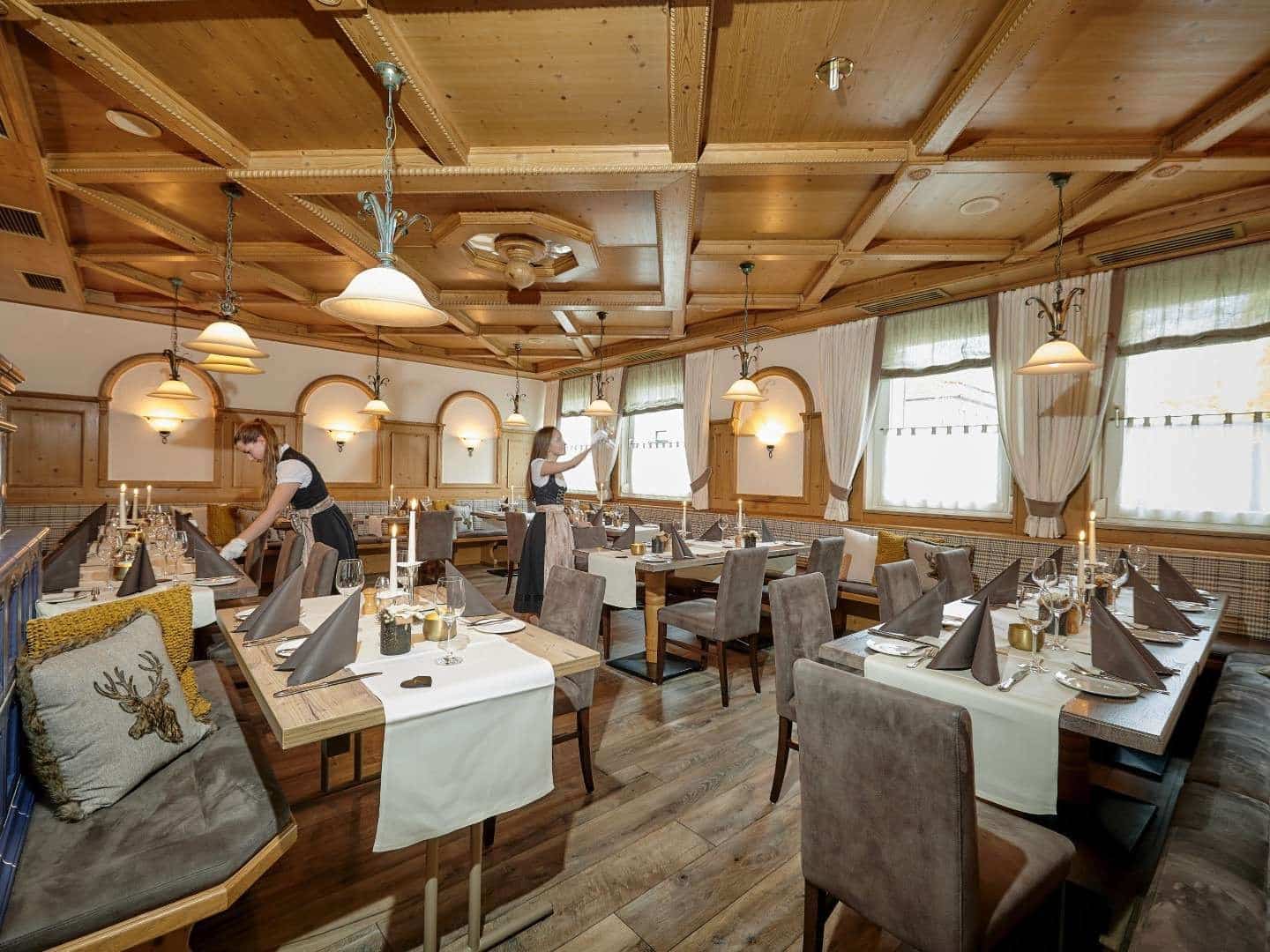 Festlich gedecktes Restaurant im Hotel am See Neutraubling für Silvesterfeier