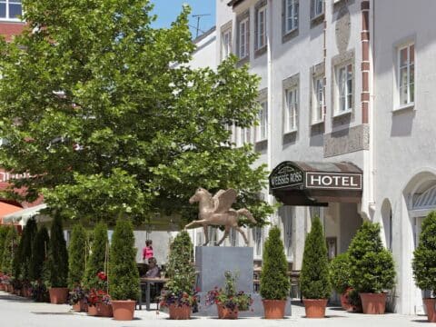 Silvester Hotel Weisses Ross Außenansicht mit Eingangsbereich und Statue Memmingen