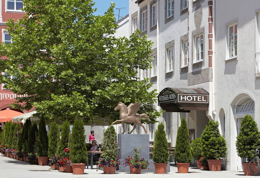 Silvester Hotel Weisses Ross Außenansicht mit Eingangsbereich und Statue Memmingen