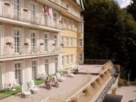 Außenansicht des Vltava Ensana Health Spa Hotel für Silvester