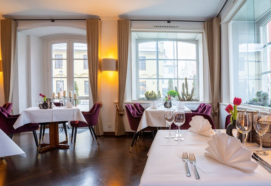 Silvester Hotel Weisses Ross Restaurant festlich gedeckte Tische Memmingen