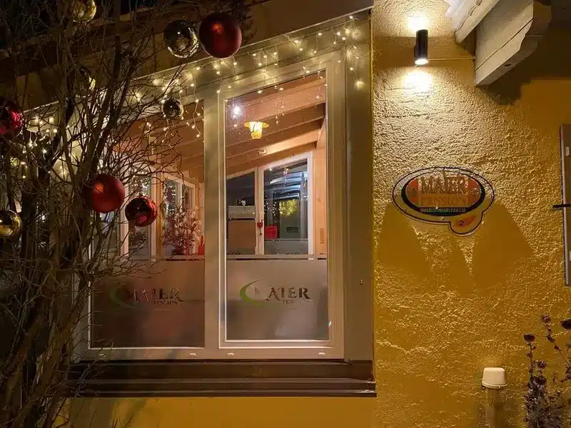 Maier Pension & Chalets Eingang Silvester festliche Beleuchtung